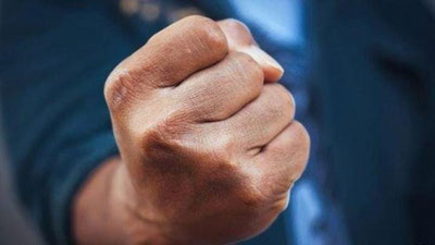 'Jizzaxda 300 mln so`mlik qarzini to`lamay yurgan fuqaro MIB xodimlarini ovloq joyda kaltakladi(video)'ning rasmi