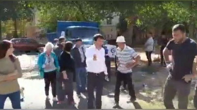 'Deputat Dusov yashnobodliklar bilan janjallashdi'ning rasmi