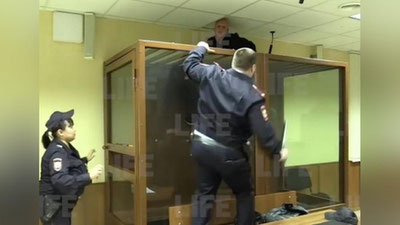 Изрображение 'Попытка обвиняемого сбежать через потолок в здании суда попала на видео'