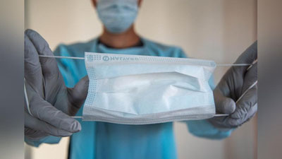 'Eks-prezident tibbiy niqobni iyagiga tushirib taqqani uchun jarimaga tortildi'ning rasmi