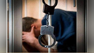 'Namanganda  "Neksiya" ichida uch erkak yo`l chetida o`tirgan ayolning tunab ketdi'ning rasmi