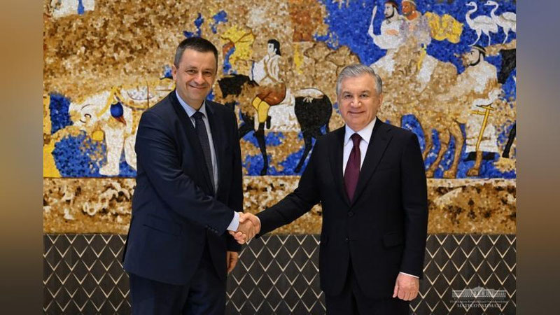 'Shavkat Mirziyoev Samarqandda o`tayotgan O`zbekiston-Fransiya biznes forumi doirasida “EDF” kompaniyasi raisi va bosh direktori Lyuk Remon bilan uchrashuv o`tkazdi'ning rasmi