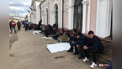 Изрображение 'Под Самарой узбекистанцы разбили лагерь прямо на вокзале (видео)'