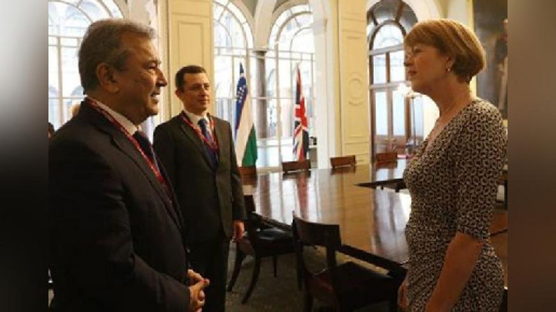 'O`zbekiston delegasiyasi Britaniya tashqi ishlar vazirligida muzokaralar o`tkazdi'ning rasmi