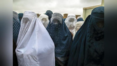 Изрображение 'Талибы обязали афганских студенток носить никаб'