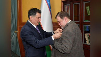 'Vladimir Norov Rossiya elchisiga “Xalqlar do`stligi” ko`krak nishonini topshirdi'ning rasmi