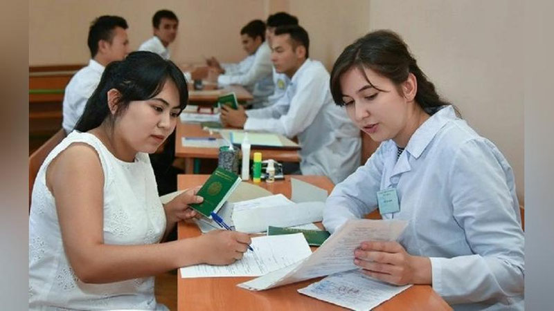 'Talabalardan ortiqcha hujjat talab qilmaslik so`ralmoqda'ning rasmi