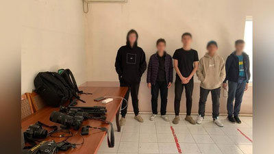 'Toshkent xalqaro aeroporti panjarasi ortida turib samolyotlarni suratga olgan yigitlar qo`lga tushdi'ning rasmi