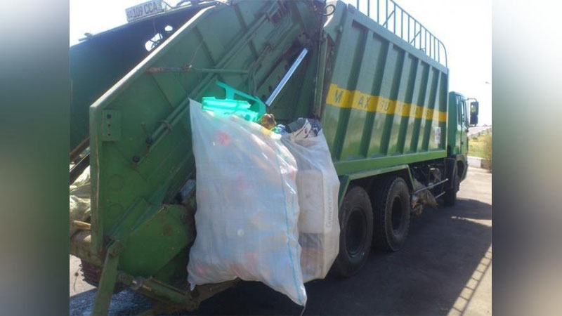 'Бухорода чиқинди ташиш машинаси она ва болани босиб кетди. Фуқаролар воқеа жойида ҳалок бўлган'ning rasmi