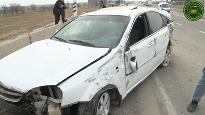 Изрображение 'В Джизакской области водитель "Ласетти" снес бетонный бордюр: двое пострадали'