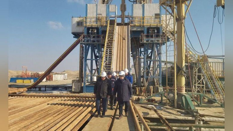 '“O`zbekneftgaz”: Boshqaruv raisi boshchiligidagi “Ishchi guruh” anomal sovuq kunlari konlarda tabiiy gaz qazib chiqarish holatini o`rganish uchun Muborak neft va gaz qazib chiqarish boshqarmasida bo`ldi'ning rasmi