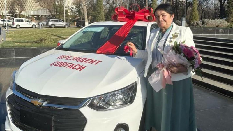 'Jizzaxlik boshlang`ich sinf o`qituvchisi O`zbekistonda "Yil ayoli" deb topildi'ning rasmi