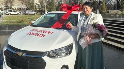 'Jizzaxlik boshlang`ich sinf o`qituvchisi O`zbekistonda "Yil ayoli" deb topildi'ning rasmi