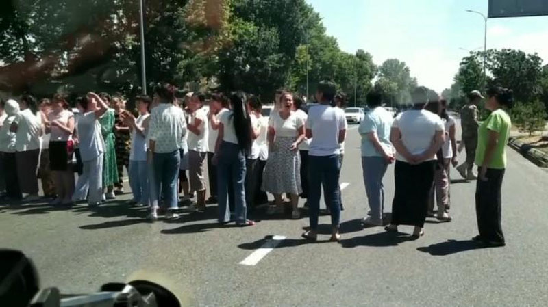 'Angren shaharida xodimlar ish kuni uzayganidan norozi bo`lib yo`l to`sishdi (video)'ning rasmi