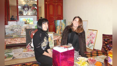 'Ra`no Shodieva oyog`ida san`at yaratayotgan rassom qiznikida mehmon bo`ldi'ning rasmi