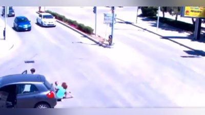 Изрображение 'СПАСЕНИЕ РЕБЕНКА, ВЫПАВШЕГО ИЗ МАШИНЫ, ЕДВА НЕ ОКОНЧИЛОСЬ ТРАГЕДИЕЙ (ВИДЕО)'