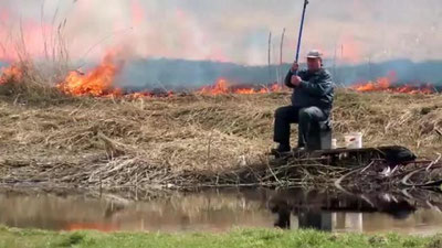 Изрображение 'Невозмутимый рыбак на фоне пожара стал мемом (видео)'