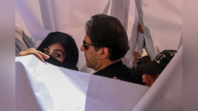 'Pokiston sobiq bosh vaziri Imron Xon va uning rafiqasi ajrashganidan keyin tez to`y o`tkazgani uchun etti yillik qamoqqa hukm qilindi'ning rasmi