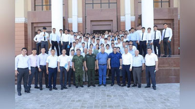 'Bosh prokuror, Oliy sud raisi, Adliya vaziri talabalar bilan uchrashishdi'ning rasmi