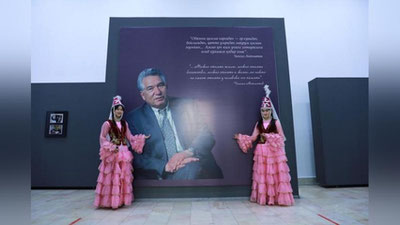 Изрображение 'В Ташкенте впервые представили уникальные фотографии из архива Чингиза Айтматова'