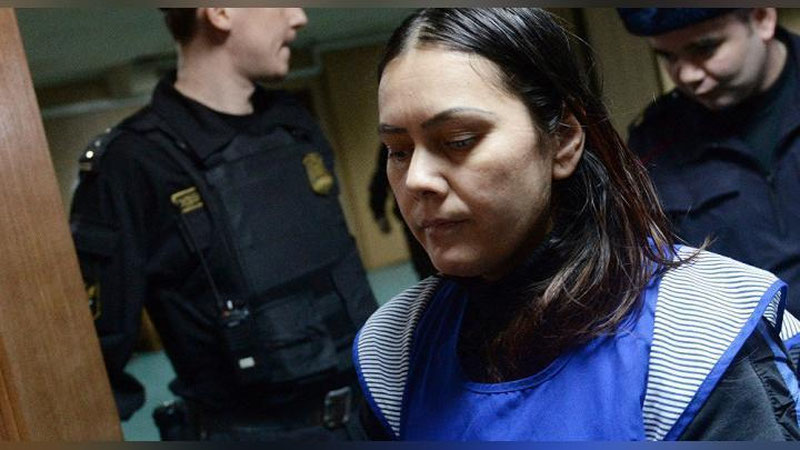 'Rossiyada to`rt yoshli qizchani o`ldirib, boshini uzib olgan samarqandlik ayol O`zbekistonga deportasiya qilinadi'ning rasmi