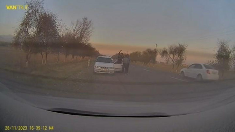 'Multiradar o`rnatilgan YPX avtomobilini to`xtatib, kalitini olmoqchi bo`lgan aka-ukalar qamaldi'ning rasmi