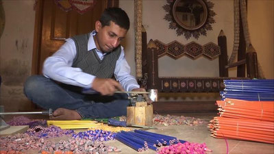 'Pokistonlik yigit oddiy qalam tufayli Ginnesning rekordlar kitobiga kirdi (video)'ning rasmi