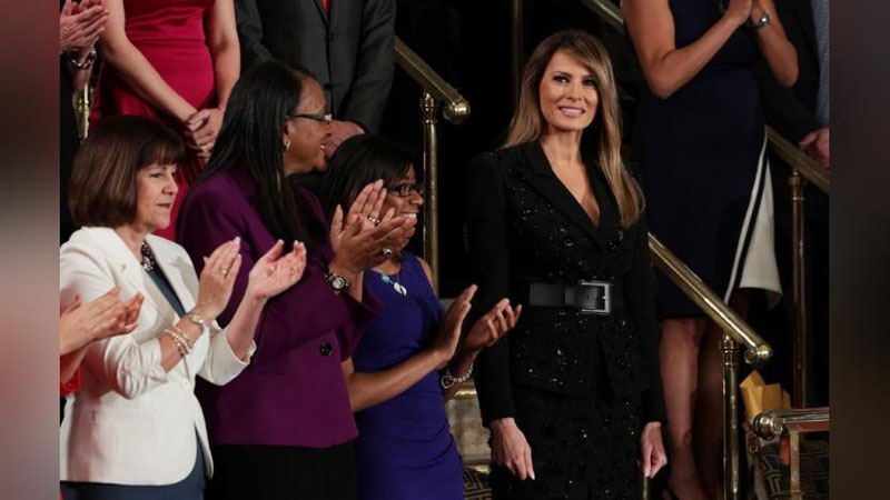 '​Melaniya Tramp kongress oldiga narxi 10 ming dollarlik libosda chiqdi'ning rasmi