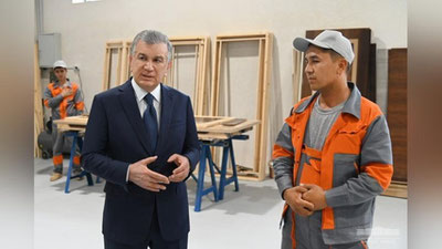 'Президент мебелсозлик мажмуасидаги ҳунармандлар билан суҳбатлашди'ning rasmi