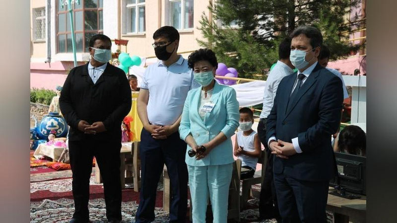 Изрображение 'Главы МНО и МДО поздравили эвакуированных в Янгиер детей (фото)'