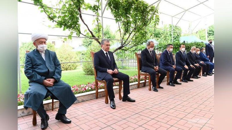 Изрображение 'Президент Шавкат Мирзиёев посетил дом покойного Рустама Касымова'