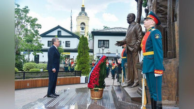 'Shavkat Mirziyoev Moskvada Islom Karimov xiyobonida bo`ldi (foto)'ning rasmi