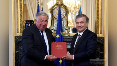 'Шавкат Мирзиёев Сенат Раисига юртимизда чоп этилган Франция Конституциясининг илк нусхасини совға қилди'ning rasmi