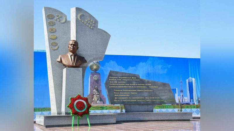 '​Туркманободдаги Ислом Каримов кўчасида ёдгорлик мажмуаси барпо этилди ва Биринчи Президентимизнинг бюсти ўрнатилди'ning rasmi