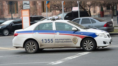 'EREVANDA MERCEDES NOVVOYXONA VITRINASIGA KELIB URILDI'ning rasmi