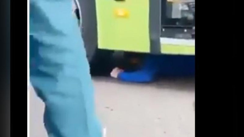 Изрображение 'ВИДЕО: В ТАШКЕНТЕ ВОДИТЕЛЬ "СПРЯТАЛСЯ" ОТ ШТРАФА ПОД КОЛЕСАМИ АВТОБУСА'