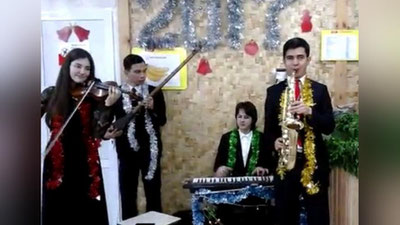 Изрображение 'В "КОРЗИНКЕ-ТТЗ" ПОСЕТИТЕЛЕЙ ВСТРЕЧАЛИ ЖИВОЙ МУЗЫКОЙ (ВИДЕО)'