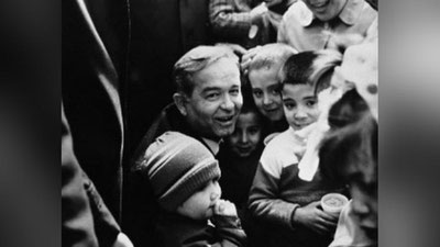 'Islom Karimov jajji bolakaylar qurshovida   'ning rasmi