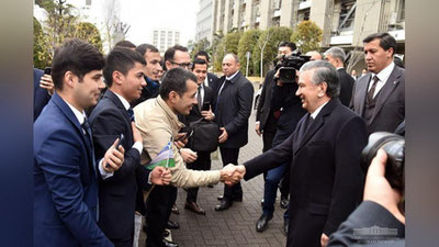 'Shavkat Mirziyoev Nagoyada yashayotgan vatandoshlarimiz bilan uchrashdi (foto)'ning rasmi