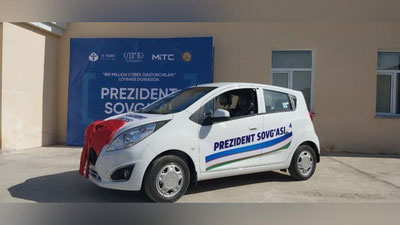 Изрображение 'Школе в Кунградском районе вручили подарок Президента - автомобиль "Spark"'