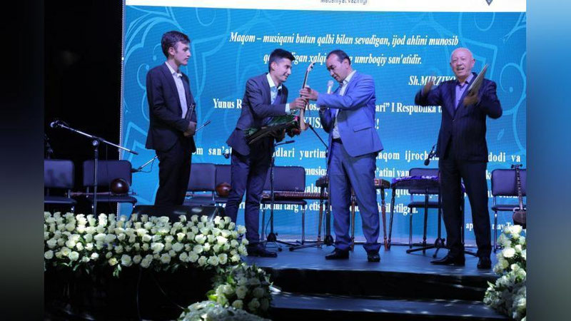 'Madaniyat vazirligida "Yosh maqom ijrochilari” I Respublika ko`rik-tanlovi g`olib va sovrindorlarni tantanali taqdirlash marosimi bo`lib o`tdi'ning rasmi