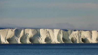 'Дунёдаги энг катта айсберг 30 йилдан сўнг "уйғонди" ва Антарктида томон сузиб кетди'ning rasmi