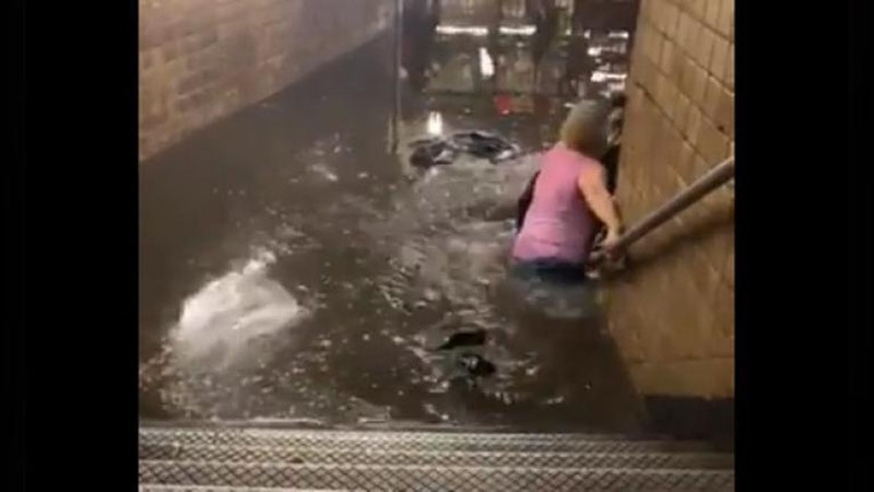 Изрображение 'Ливень затопил станции метро в Нью-Йорке (видео)'