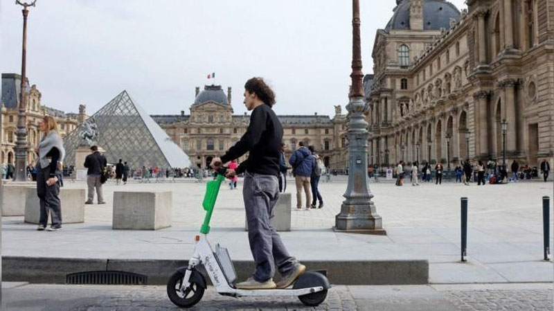 'Parij Evropada elektr skuterlarni ijaraga olishni taqiqlagan birinchi shaharga aylandi'ning rasmi