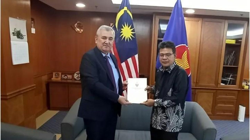 'O`zbekistonning yangi tayinlangan elchisi Malayziya tashqi ishlar vazirligiga ishonch yorliqlarini topshirdi'ning rasmi