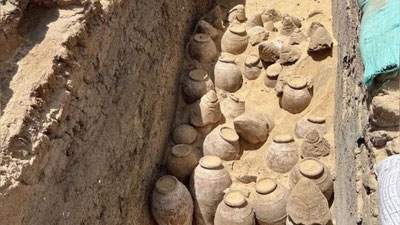 'Археологлар 5000 йиллик шаробнинг юзлаб кўзаларини топишди'ning rasmi