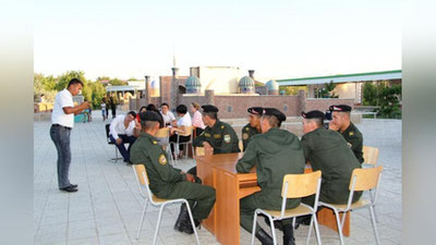 'Nukuslik yoshlar va harbiylar itellektual bahslarda qatnashdi'ning rasmi