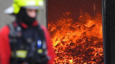 Изрображение 'В автосалоне в Каракалпакстане сгорел электромобиль (видео)'