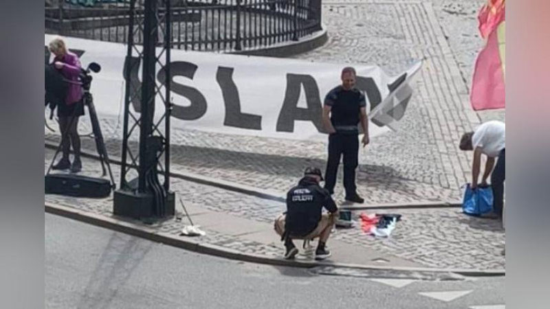 'Iroqning Daniyadagi elchixonasi oldida Qur`on yoqib yuborildi'ning rasmi