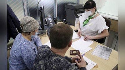 'Сўровнома: россияликларнинг 70% дан ортиғи молиявий фирибгарликка дуч келган'ning rasmi